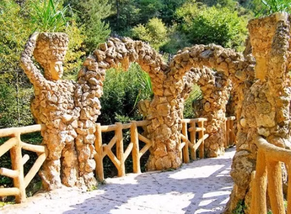 Nhiều đá nhỏ được sử dụng để trang trí các công trình nghệ thuật.