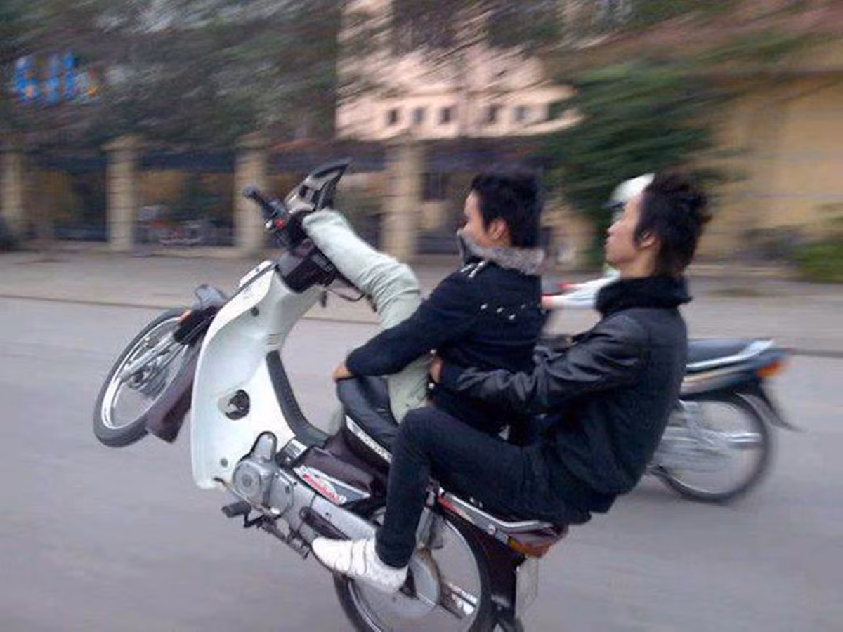 Bốc đầu, lái xe bằng chân.