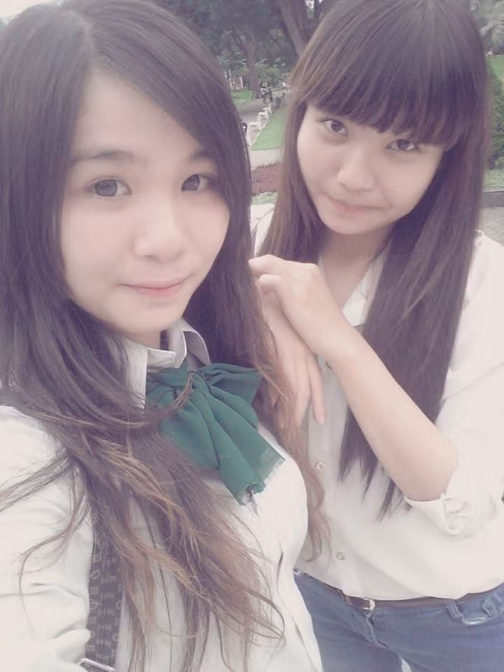 Nhiều bức ảnh "tự sướng" cùng bạn bè của cô bạn nhận được khá nhiều sự yêu thích từ phía cư dân mạng.