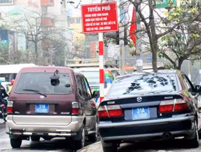 Thậm chí cả những chiếc xe biển xanh cũng vi phạm.