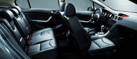 Xe có thiết kế nội thất sang trọng, tiện nghi: ghế da, điều hòa tự động 2 vùng, cửa gió hàng ghế sau...