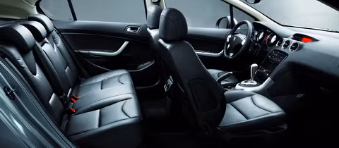 Xe có thiết kế nội thất sang trọng, tiện nghi: ghế da, điều hòa tự động 2 vùng, cửa gió hàng ghế sau...