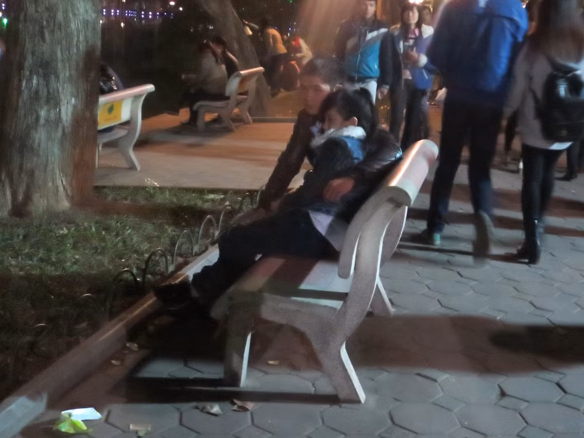 Bên cạnh những hoạt động vui chơi, rất nhiều bạn trẻ rủ ôm ấp, thậm chí cả "sờ mó" nhau rất phản cảm.