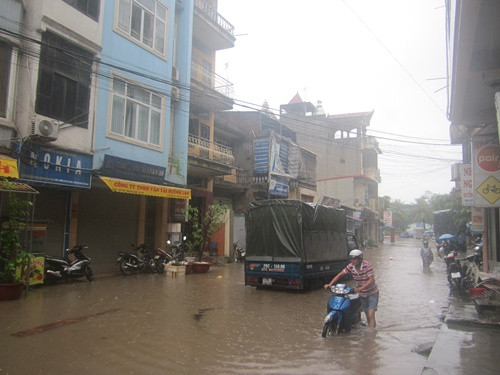 Nhiều phương tiện tham gia giao thông qua đây bị chết máy.