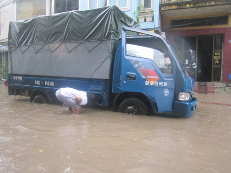 Cả ôtô cũng... "tê liệt".
