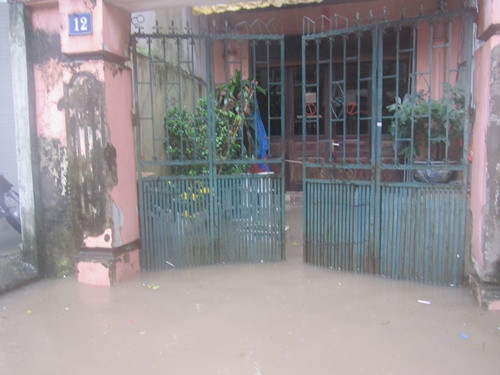 Nước ngập tới tận cổng sắt.