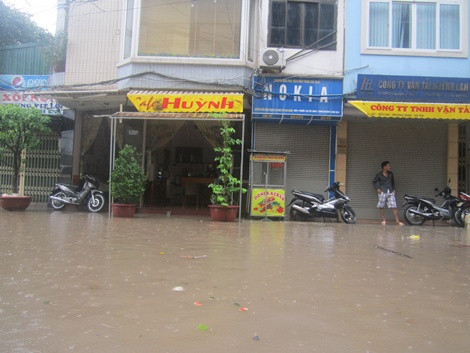 ... thậm chí có gia đình bị nước mưa "xâm chiếm" cả vào nhà.