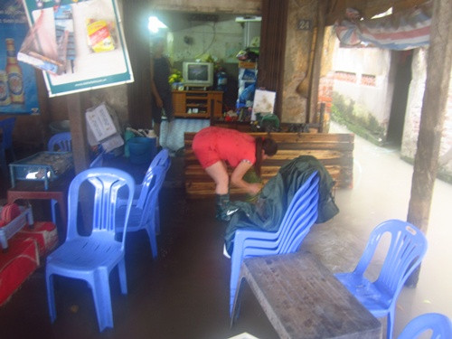 Nhiều hộ dân kinh doanh (đường Trương Định) gặp không ít khó khăn, vì bị nước ngập.