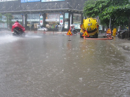 Tại ngã tư Thái Hà - Chùa Bộc, các nhân viên Công ty thoát nước Hà Nội liên tục làm việc, để tránh tình trạng ùn tắc giao thông vì nước ngập.