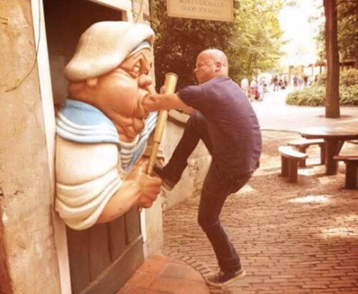 "Thả tay của tôi ra!".