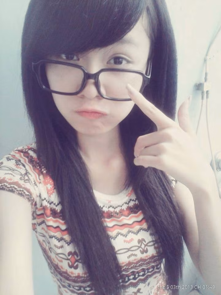 Cô bạn sở hữu khuôn mặt xinh xắn này có nickname facebook khá nổi bật: "Ni Yêu Tinh"