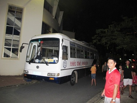 Ô tô của đoàn xiếc bị người dân giữ lại.