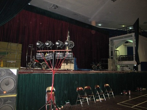 Thành viên đoàn xiếc bỏ cả đạo cụ để chạy thoát thân