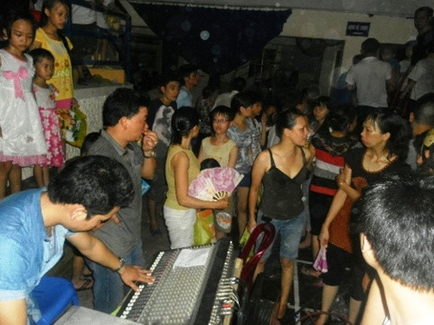 Người dân bức xúc ùa lên khu vực dành cho nhân viên trong đoàn