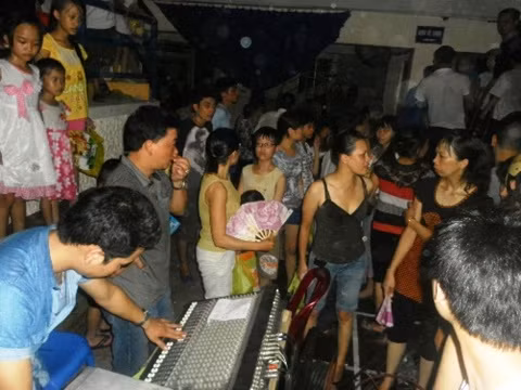 Người dân bức xúc ùa lên khu vực dành cho nhân viên trong đoàn