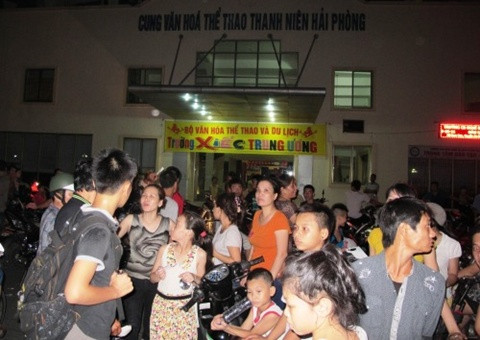 Sau khi chương trình vỡ tối 17/8, hàng trăm người dân tập trung đòi ban tổ chức giải thích lý do và hoàn trả tiền vé