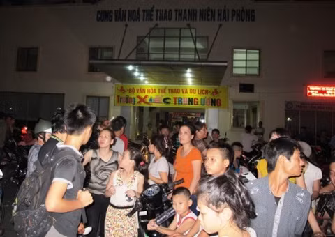 Sau khi chương trình vỡ tối 17/8, hàng trăm người dân tập trung đòi ban tổ chức giải thích lý do và hoàn trả tiền vé