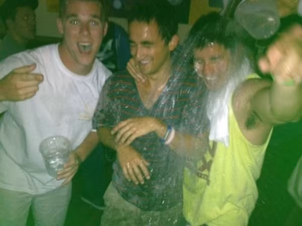 Họ "thác loạn", rồi có những hành động rất kỳ quặc, nhưng cũng không kém phần hài hước khi say.