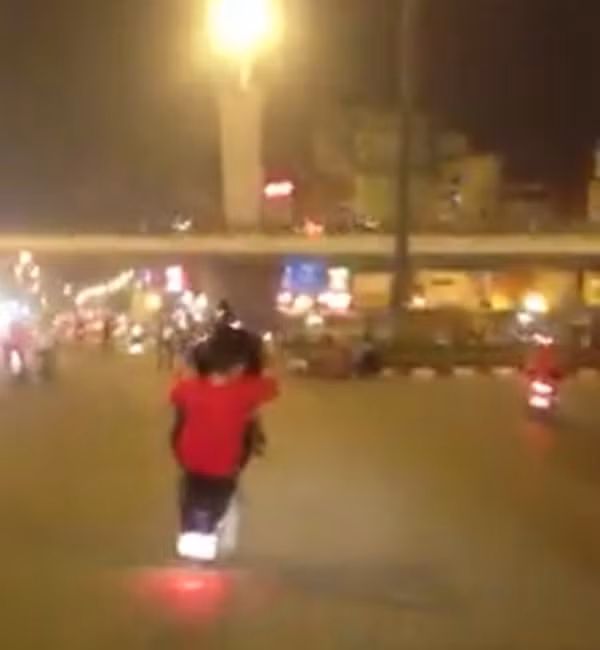 Thot tim canh thanh nien boc dau xe tren duong HN-Hinh-2