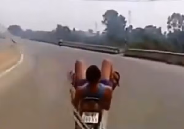 Hành vi coi thường luật giao thông của nam thanh niên. Ảnh cắt từ clip.