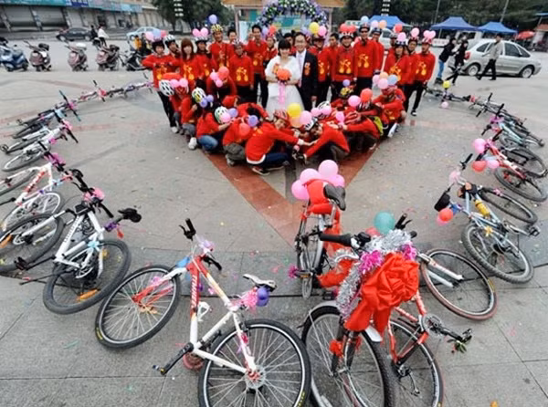 Nụ cười hạnh phúc của cô dâu ở bên cạnh chú rể, khi được bạn bè giúp đỡ khiến nhiều thành viên mạng Việt phải "phát thèm". "Ứớc gì sau này anh chồng tương lai của mình cũng lãng mạn giống như anh ấy nhỉ? Chỉ cần đơn giản như vậy thôi là cảm thấy rất hạnh phúc lắm rồi", nickname Zung BaZa bày tỏ. Đến giữa 2/2013, màn rước dâu bằng 6 chiếc xe tang lễ của một chú rể ở Tainan, Đài Loan (Trung Quốc), đã khiến hàng chục nghìn cư dân trên cộng đồng mạng phải "há hốc mồm", vì ngạc nhiên. Có khá nhiều người qua đường bày tỏ thái độ không ưa lắm, khi họ nhìn thấy đoàn xe tang rước dâu. Tuy nhiên, nhận thấy sự khác biệt và cảm thấy thú vị nên cả cô dâu và chú rể đều cười vui vẻ, hạnh phúc.