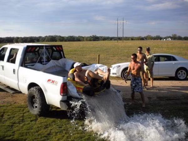 Thác nước tự chế.