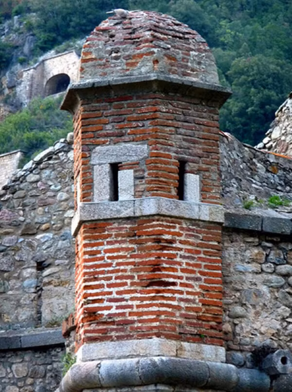 Ngôi nhà biết buồn.