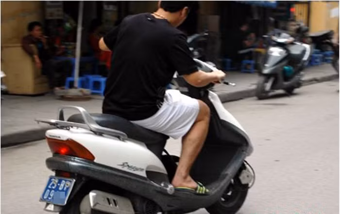 Dùng xe công, làm việc riêng.