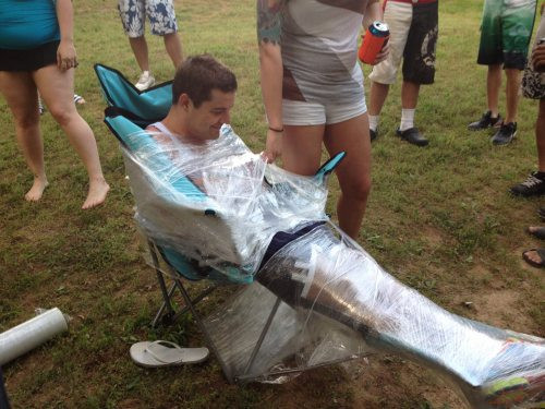 Bị đám bạn troll. 