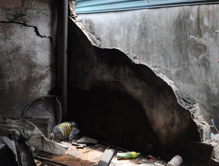 6 nhà dân khác cũng bị hiệu ứng tường đổ, nhà dân nứt.