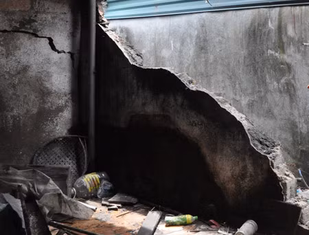 6 nhà dân khác cũng bị hiệu ứng tường đổ, nhà dân nứt.