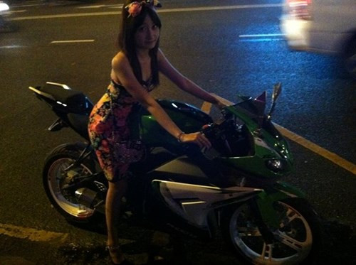 Trên trang các nhân, cô bạn xinh xắn này cũng chia sẻ khá nhiều bức ảnh tạo dáng bên chiếc mô tô khủng.