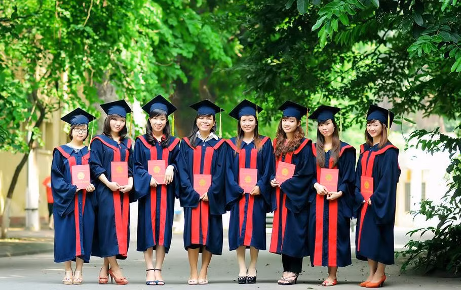 ...để mai này ra trường, sẽ còn nhớ mãi về nhau".