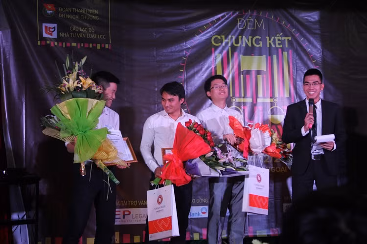 Niềm vui mừng của 3 chàng trai đội Solovely khi giành chiến thắng.