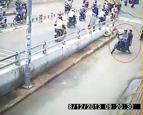 Hai kẻ trộm xuất hiện giữa chốn đông người (khoanh đỏ). (Ảnh cắt từ clip)