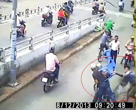 Kẻ trộm bị nạn nhân đập chiếc ghế nhựa vào người. (Ảnh cắt từ clip)