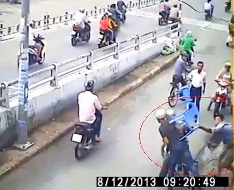 Kẻ trộm bị nạn nhân đập chiếc ghế nhựa vào người. (Ảnh cắt từ clip)