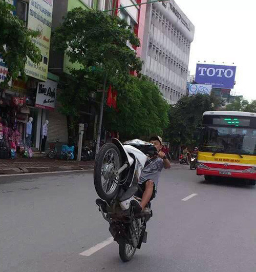 Những hình ảnh khiến người đi đường phải "hú vía" rất dễ bắt gặp ở mọi lúc...