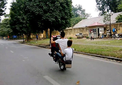 Coi đây giống như "một trò chơi mạo hiểm" nhiều em học sinh cũng tham gia biểu diễn để tìm "cảm giác mạnh"