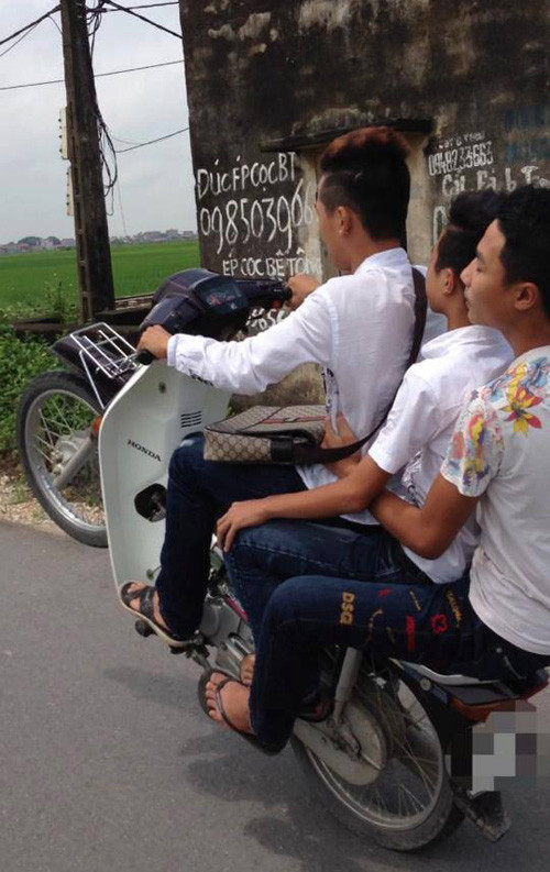Càng những ngày đến trường, việc học sinh sử dụng xe máy làm phương tiện đi học, sau đó "biểu diễn" càng nhiều