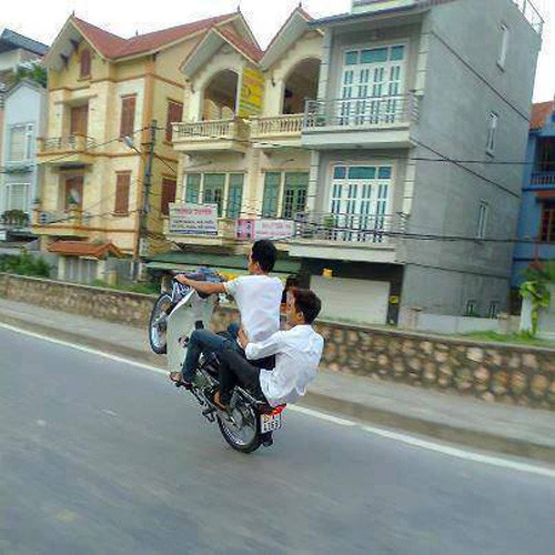 Sau đó là màn biểu diễn bốc đầu xe lên khỏi mặt đất 