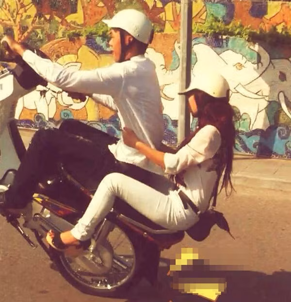 Ngay cả những bạn nữ cũng tham gia bốc đầu xe.