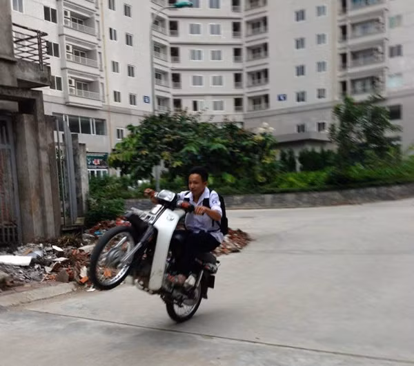 Việc biểu diễn các màn bốc đầu xe cực kỳ nguy hiểm, có rất nhiều em học sinh tham gia, mặc dù chưa đến tuổi đi xe máy.