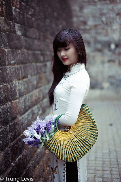 Nữ sinh trường ĐH Kinh tế Quốc dân đẹp rạng ngời trong tà áo dài ôm sát cơ thể. Ảnh: Trung Levis.