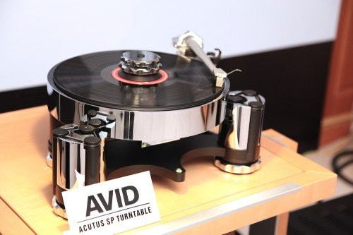 Acutus SP, mâm đĩa than có hệ thống treo cân bằng khử rung chính xác của Avid Audio.