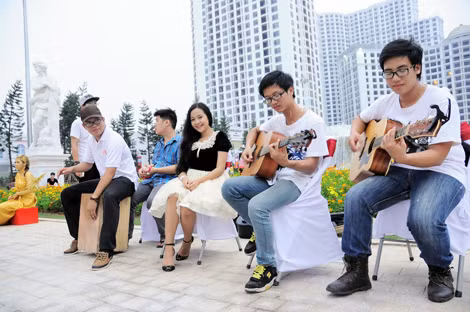 Ngoài ra cô nàng còn háo hức với các tiết mục biểu diễn của một nhóm nhạc du ca đường phố