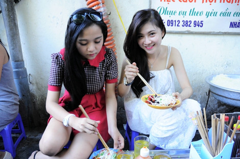 Sau đó cùng chị gái thưởng thức những món ăn vỉa hè nổi tiếng của Hà Nội. Ảnh: Hữu Hoan - Du Hi
