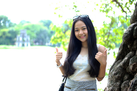 Hotgirl này cũng tỏ ra khá thích thú với các địa danh nổi tiếng tại Thủ đô