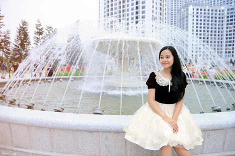 Cô nàng diện bộ đầm công chúa với chất liệu vải ren, tông màu trắng- đen, được thết kế cho riêng làm bật lên làn da trắng mịn màng