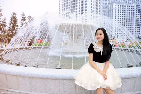 Cô nàng diện bộ đầm công chúa với chất liệu vải ren, tông màu trắng- đen, được thết kế cho riêng làm bật lên làn da trắng mịn màng